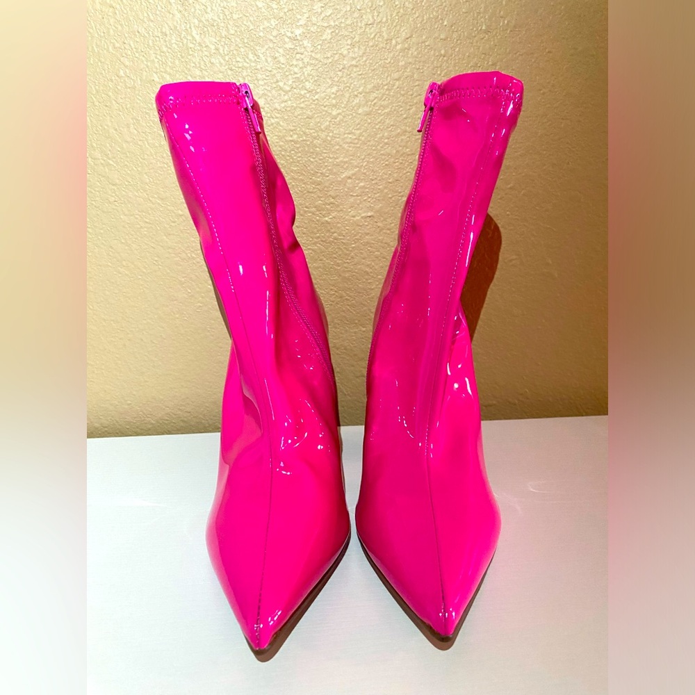 Steve Madden High Heeled Hot Pink Patent Leather Boots 3.5” Heel Size 5 Zipper